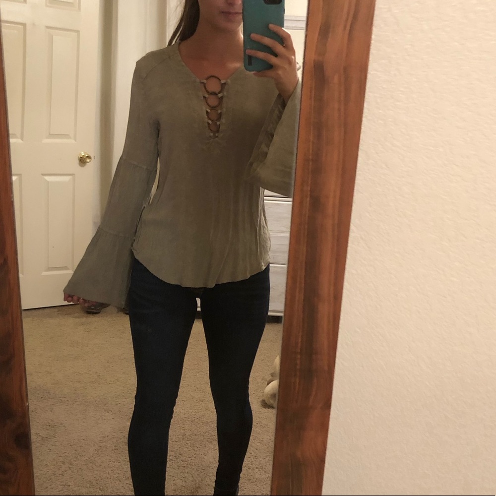 Super cute blouse with round accents!